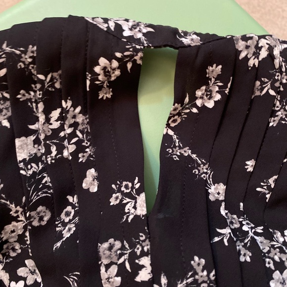 Woman’s short sleeve top by Elle size S. - Picture 6 of 13